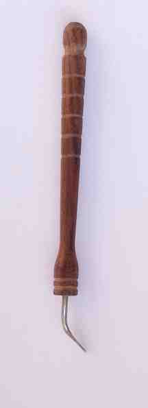 Nadelheber "Kuhfu" ca 8,3 cm lang dunkles Holz